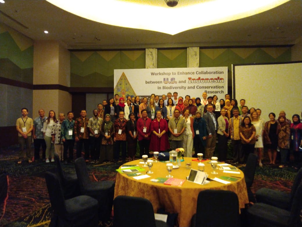 Foto bersama seluruh peserta workshop kolaborasi Amerika dan Indonesia dalam penelitian biodiversitas dan konservasi