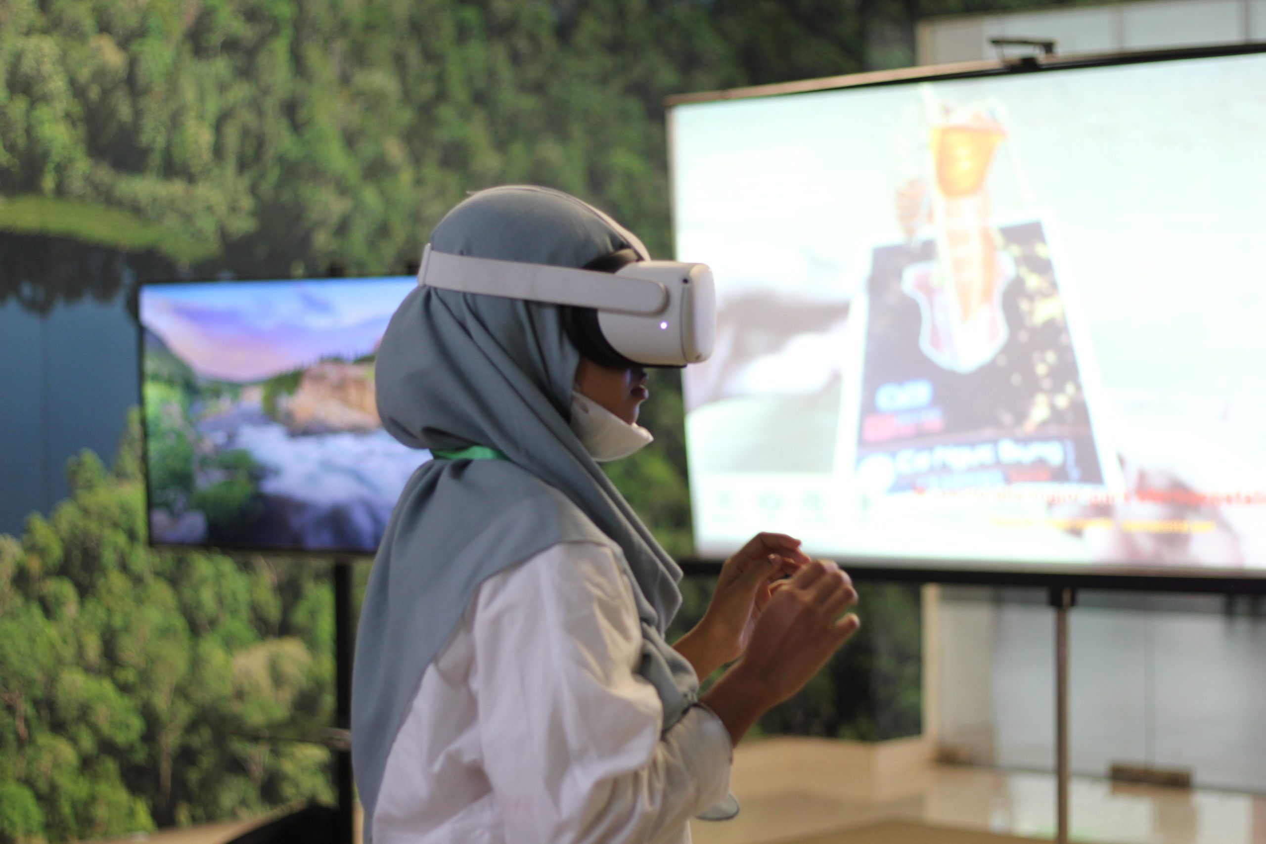 Antusias peserta mencoba Virtual Reality