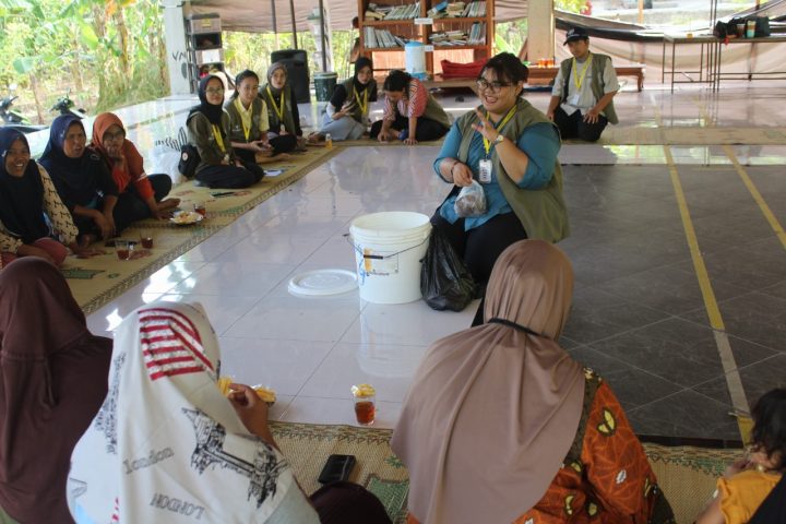 UGM Students Empower Sompok Village Women to Process Fruit Peel Waste into Eco Enzymes.