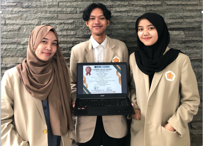 Highlighting the Potential for Developing Eco-Friendly Sunscreen from Seaweed, UGM Biology Students Win Bronze Medal at International Essay Competition