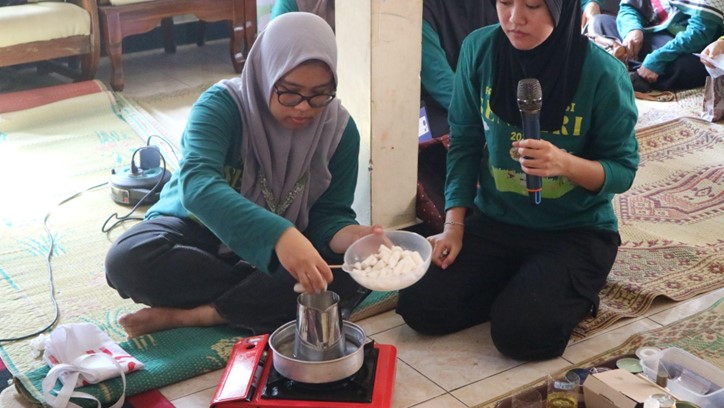 Tim PkM MBKM Fakultas Biologi 2024 Gelar Workshop Pembuatan Lilin Aromaterapi Ramah Lingkungan di Dusun Sendari