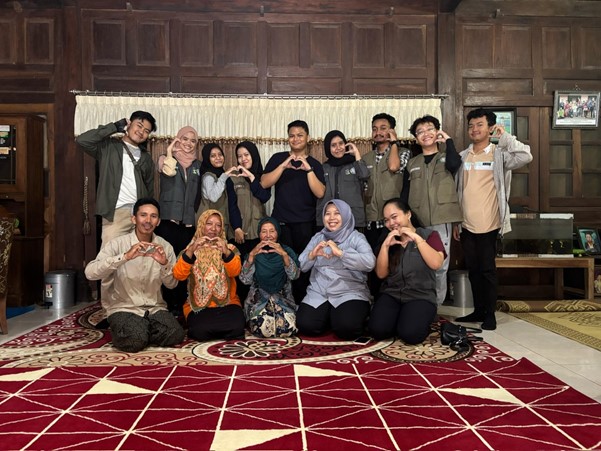Dosen dan Tim MBKM Pengabdian Fakultas Biologi UGM Lakukan Kunjungan dan Pembinaan Petani Stroberi di Banyuroto, Magelang