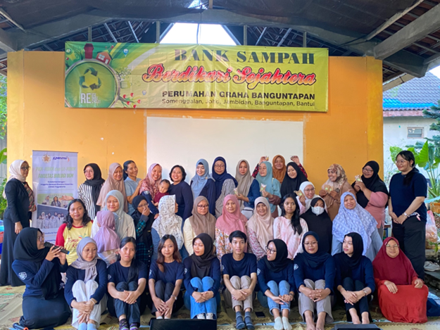 Kolaborasi PKM-MBKM Fakultas Biologi UGM dan Gerakan Ekonomi Kaum Ibu (GEMI) : Pelatihan Pembuatan Pengharum Ruangan Aromaterapi sebagai Bioinsektisida dari Tanaman Atsiri