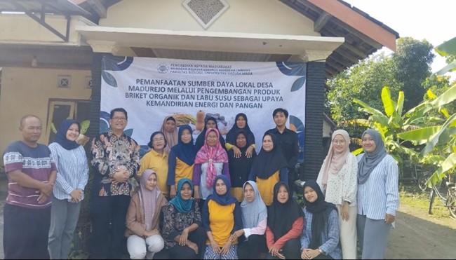 PkM-MBKM Fakultas Biologi UGM 2025: Sosialisasi Pengolahan Sampah Organik dan Pengenalan Biobriket Berbahan Dasar Limbah Organik Bersama Kelompok Wanita Tani (KWT) Melati dan Kelompok Tani Tunas Jaya, Dusun Kebondalem, Desa Madurejo, Prambanan, Sleman