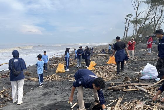 KMP Biologi UGM Gelar Aksi “Beach Clean Up” di Pantai Trisik: Wujud Nyata Pelestarian Lingkungan dan Kolaborasi Lintas Sektor