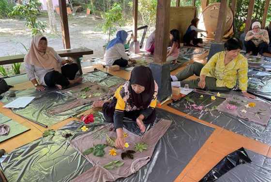 Workshop Pembuatan Kaos Ramah Lingkungan dengan Teknik Ecoprint” bersama Anggota PKK RT 01 dan RT 02 Dusun Blotan, Wedomartani, Sleman, Yogyakarta