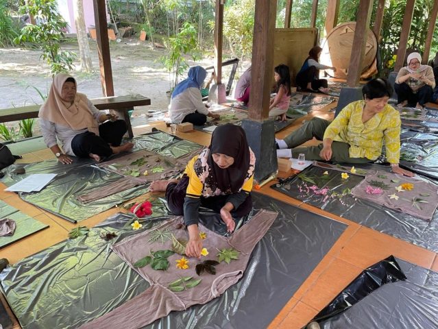 Workshop Pembuatan Kaos Ramah Lingkungan dengan Teknik Ecoprint” bersama Anggota PKK RT 01 dan RT 02 Dusun Blotan, Wedomartani, Sleman, Yogyakarta