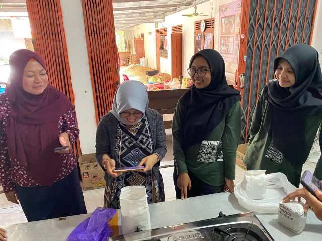 Sinergi UGM dan KWT Kedungpoh: Pelatihan Produksi Chrysant Teabomb – Chrysant Hard Candy- Chrysant Syrup sebagai Diversifikasi Pangan Inovatif Berbasis Krisan Organik