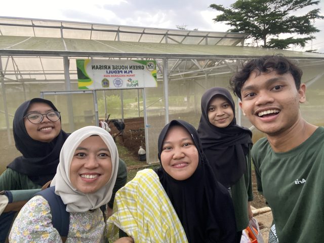 Mendukung Pertanian Berkelanjutan, Tim MBKM Biofermed Tanam Krisan dan Aplikasikan Biofertilizer-Asam Humat di Lumbung Mataraman Kedungpoh