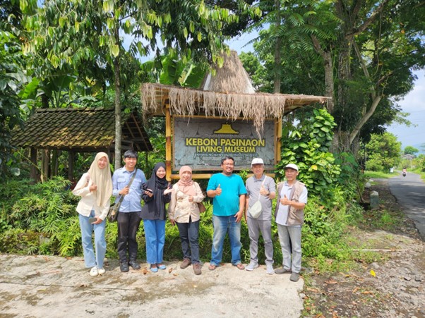 Pelaksanaan MBKM Penelitian Kebon Pasinaon, Sirahan Salam Magelang Dengan Kajian Kandungan Senyawa Metabolit Sekunder Madu dan Eksplorasi Keanekaragaman Tanaman Sumber Pakan lebah klanceng (Tetragonula laeviceps)
