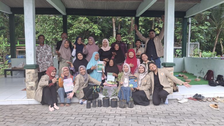 [Hibah PkM-Desa Mitra] Pemberdayaan Kelompok Wanita Tani (KWT) di Kampung Satwa dalam Rangka Mendukung Kegiatan Edu-Ekowisata