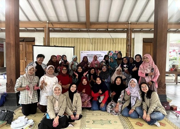 Kreativitas Ramah Lingkungan di Desa Wedomartani: Pelatihan Pembuatan Kertas Daur Ulang dan Kreasinya oleh Fakultas Biologi Universitas Gadjah Mada