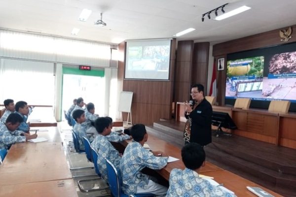 Edukasi Sains bagi SMP IT Baitussalam 2025 4