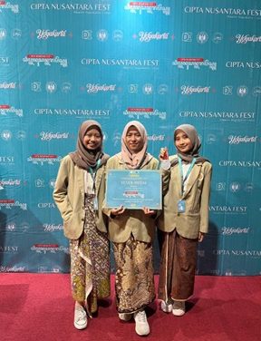 Angkat Inovasi Susu Nabati Probiotik Kacang Hijau, Tiga Mahasiswa Biologi UGM Raih Medali Perak di Lomba Esai Cipta Nusantara Fest