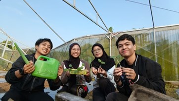 Tim Pengabdian kepada Masyarakat Fakultas Biologi UGM Laksanakan Tahap Pembenihan dan Penanaman Labu Susu di Dusun Kebondalem, Madurejo, Sleman