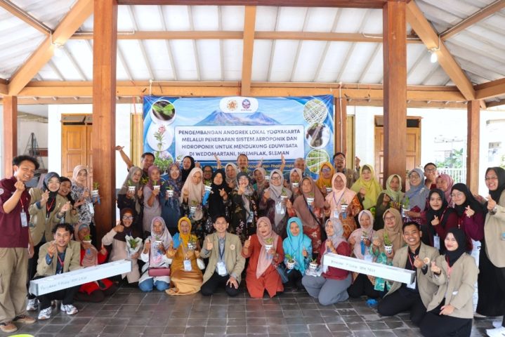 Tim Anggrek Fakultas Biologi UGM melaksanakan Kegiatan Pengabdian kepada Masyarakat (PKM) Desa Mitra di Desa Wedomartani