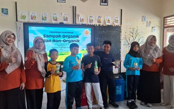 PkM Desa Mitra 2026: Peningkatan Kemampuan Siswa Sekolah Dasar dalam Pengelolaan Lingkungan dan Pertanian Terpadu melalui Pelatihan Pemilahan dan Pemanfaatan Sampah di Kalurahan Wukirsari#2