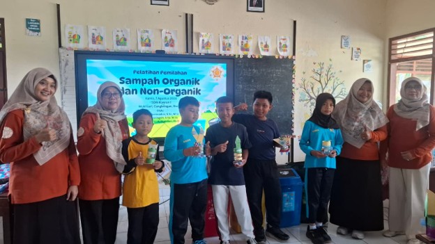 PkM Desa Mitra 2026: Peningkatan Kemampuan Siswa Sekolah Dasar dalam Pengelolaan Lingkungan dan Pertanian Terpadu melalui Pelatihan Pemilahan dan Pemanfaatan Sampah di Kalurahan Wukirsari#2