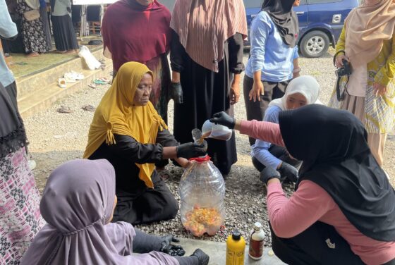 Fakultas Biologi UGM dan GEMI Latih Masyarakat Mengolah Limbah Organik Rumah Tangga Menjadi Kompos dan Pupuk Organik Cair