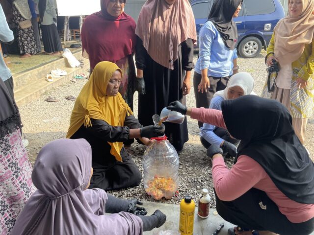 Fakultas Biologi UGM dan GEMI Latih Masyarakat Mengolah Limbah Organik Rumah Tangga Menjadi Kompos dan Pupuk Organik Cair
