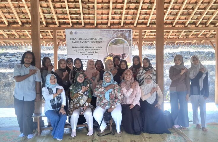 Fakultas Biologi Kenalkan Keanekaragaman Tanaman Krisan Kepada Wanita Tani Kedungpoh