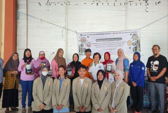 Fakultas Biologi UGM Dorong Pemanfaatan Sampah Organik melalui Pembuatan Eco Enzyme di Kalurahan Wedomartani, Ngemplak, Sleman, Yogyakarta