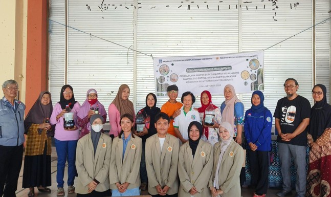 Fakultas Biologi UGM Dorong Pemanfaatan Sampah Organik melalui Pembuatan Eco Enzyme di Kalurahan Wedomartani, Ngemplak, Sleman, Yogyakarta