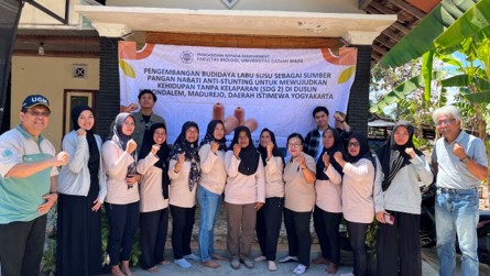 Tim Pengabdian kepada Masyarakat Fakultas Biologi UGM Bersama Kelompok Wanita Tani Mlati Olah Labu Susu Menjadi Tepung di Dusun Kebondalem, Sleman