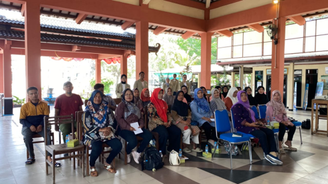 Fakultas Biologi UGM Kenalkan Pemanfaatan Ampas Kelapa melalui Fermentasi sebagai Alternatif Bahan Pakan Ayam di Kalurahan Wedomartani, Ngemplak, Sleman, Yogyakarta