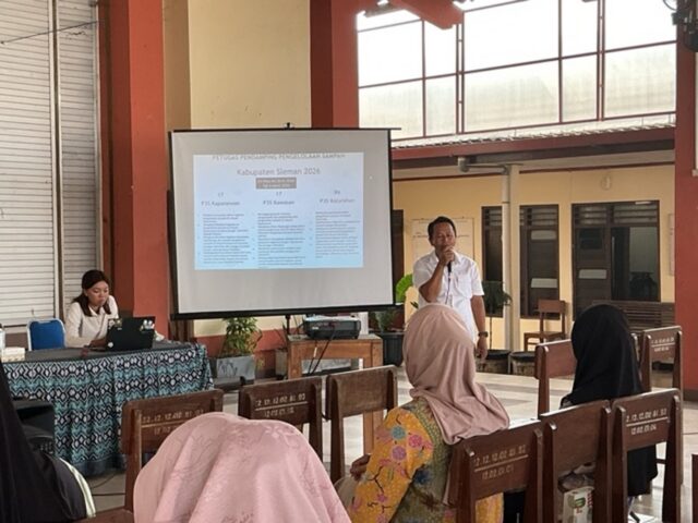 Fakultas Biologi UGM Dorong Pengelolaan Sampah Anorganik melalui Inisiasi Bank Sampah di Kalurahan Wedomartani, Ngemplak, Sleman, Yogyakarta