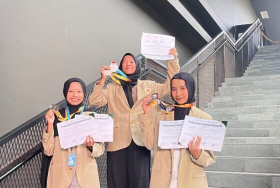 Tiga Mahasiswa Biologi UGM Raih Silver Medal dan Best Presentation pada SINEC 2026 melalui Inovasi Sistem Pengendalian Mikroplastik di Perairan